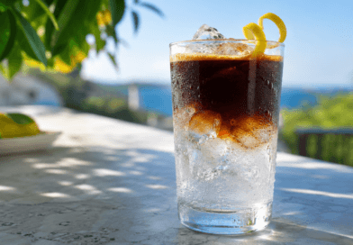Espresso Tonic im Glas mit Zwei-Schichten-Optik und Zitronenzeste