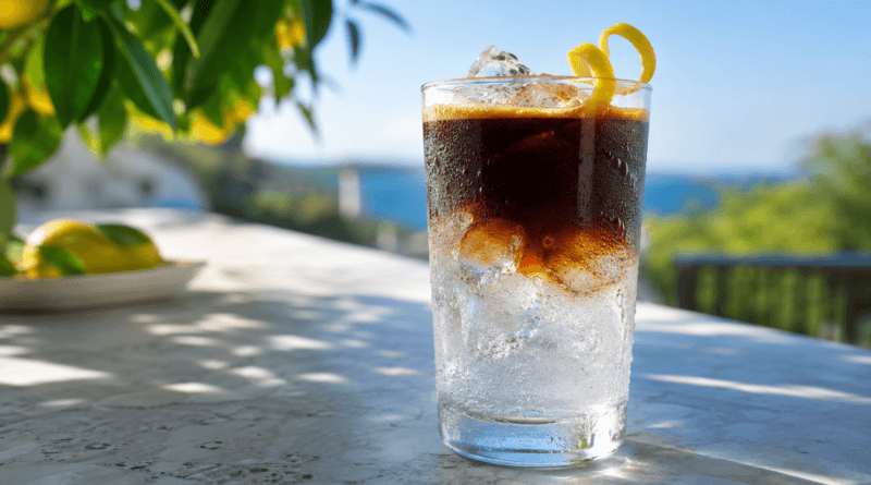 Espresso Tonic im Glas mit Zwei-Schichten-Optik und Zitronenzeste